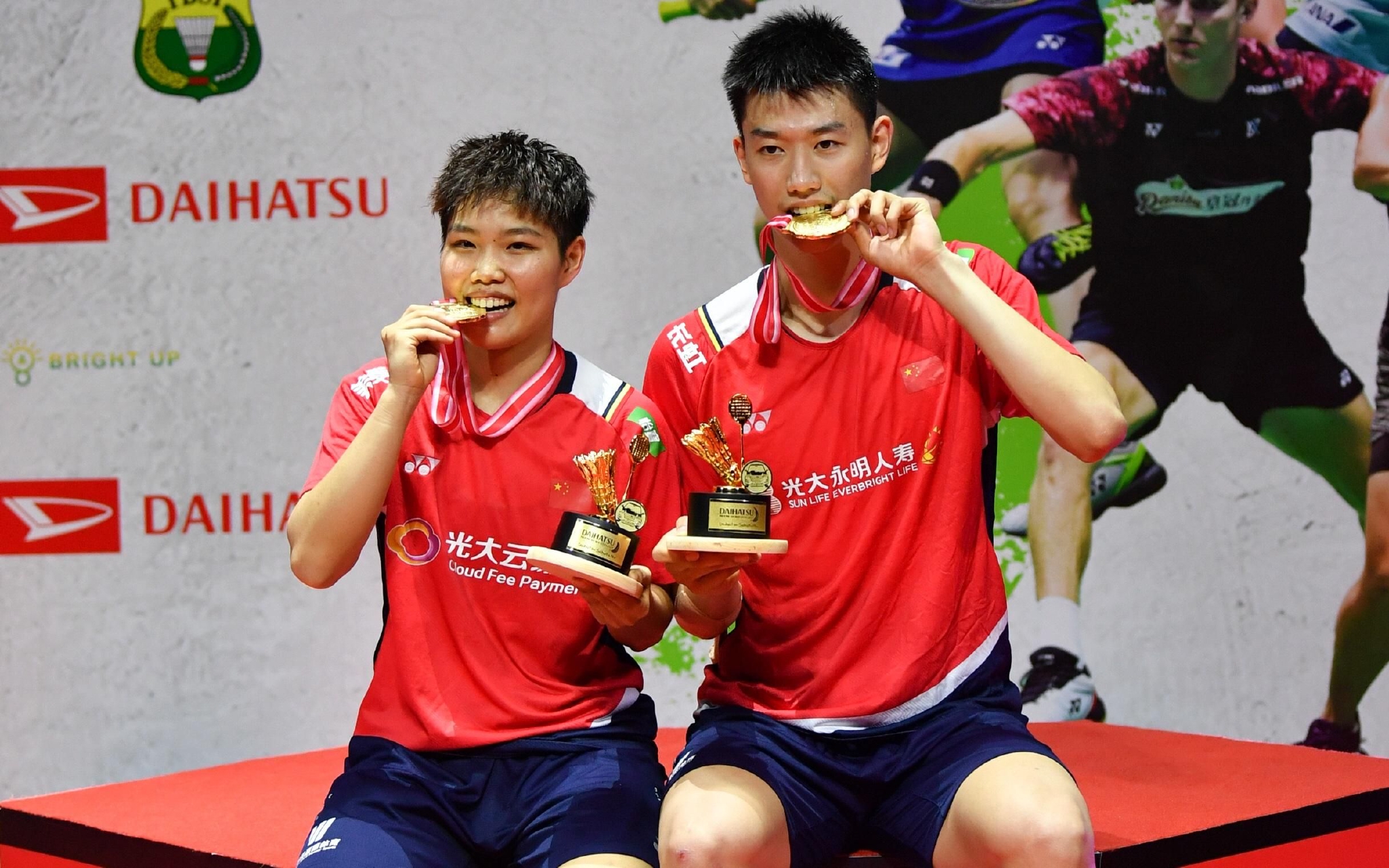 国羽混双组合冯彦哲(右)/黄东萍在颁奖仪式上.&nbsp; 图/新华社