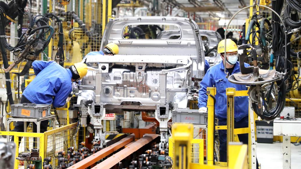 1月28日,工人在上汽通用五菱的生产车间进行焊接作业.