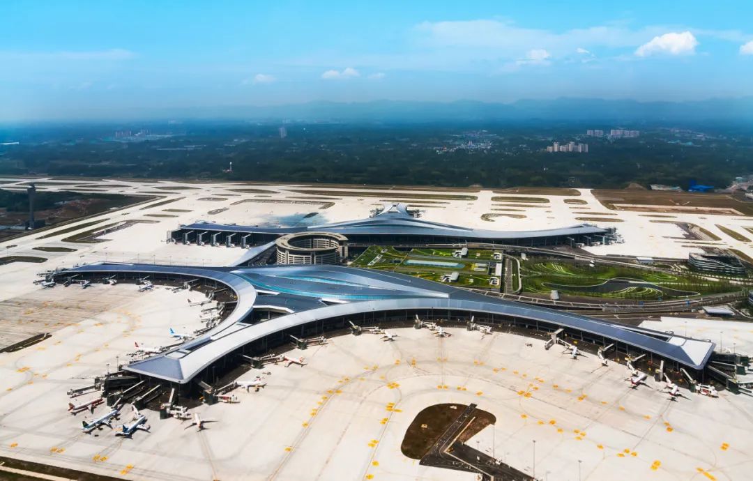 四川成都天府国际机场航站楼全景航拍图 图源/图虫创意