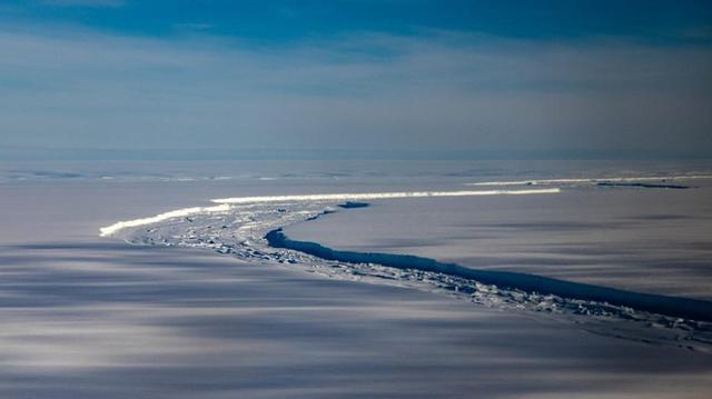 当地时间2023年1月23日，南极洲布伦特冰架，一座面积接近英国大伦敦地区的巨大冰山从布伦特冰架脱落。视觉中国 图