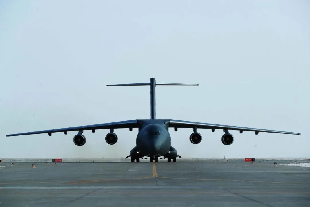 运-20飞机平稳降落