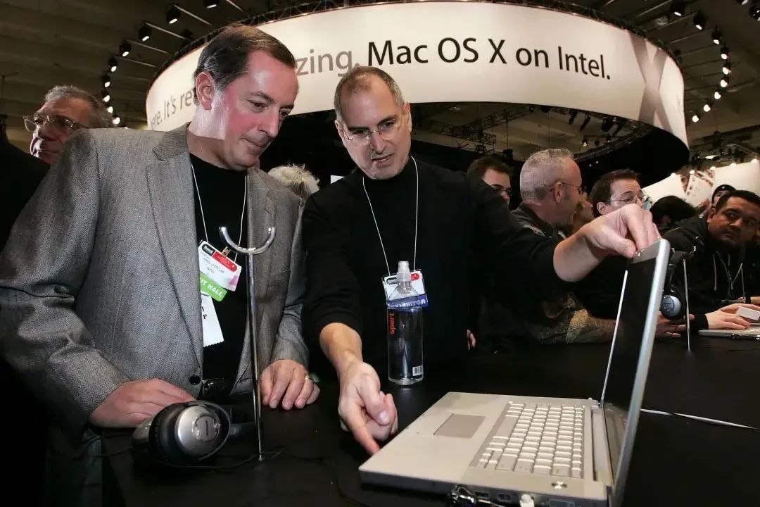 Jobs 与初代 MacBook Pro 图片来自：TIME