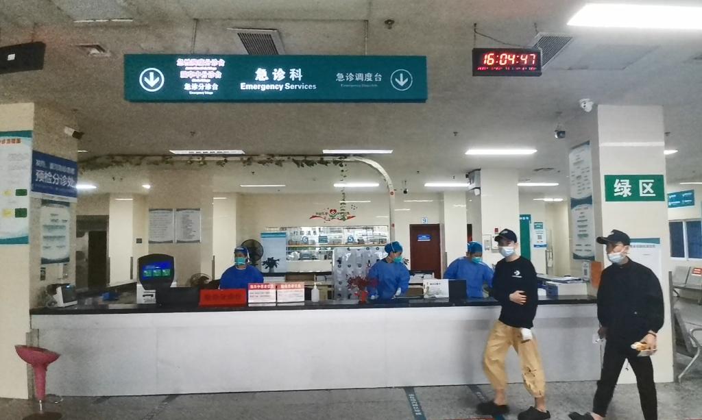 1月27日,三亚市人民医院急诊科室内就诊人数寥寥新华社记者刘邓 摄