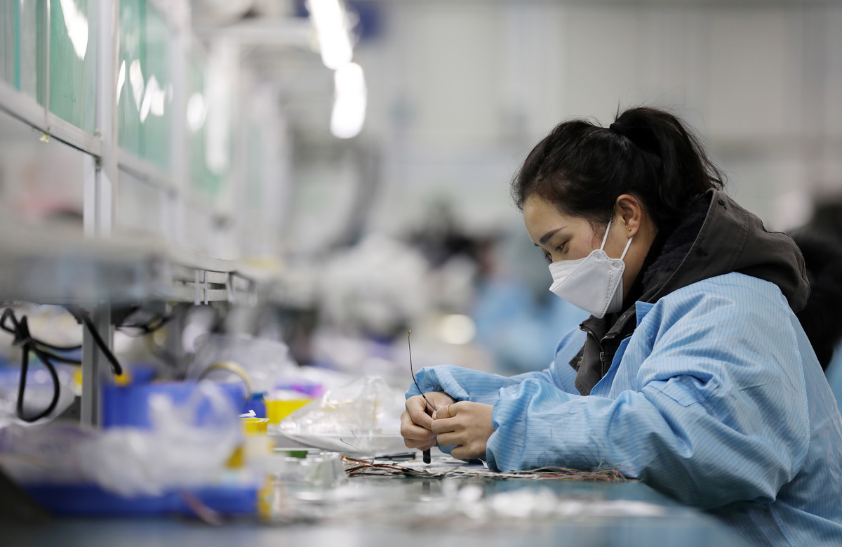 1月28日,山东省临沂市郯城县郯城街道一家电子企业的工人在生产线上