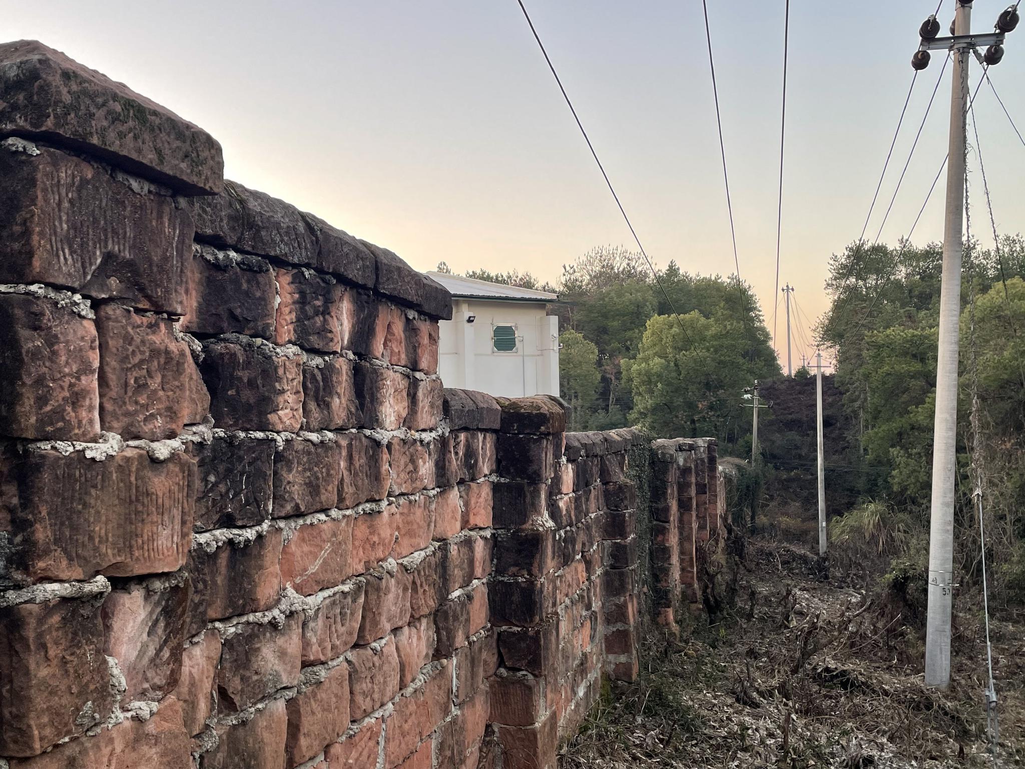 粮库外部的围墙。