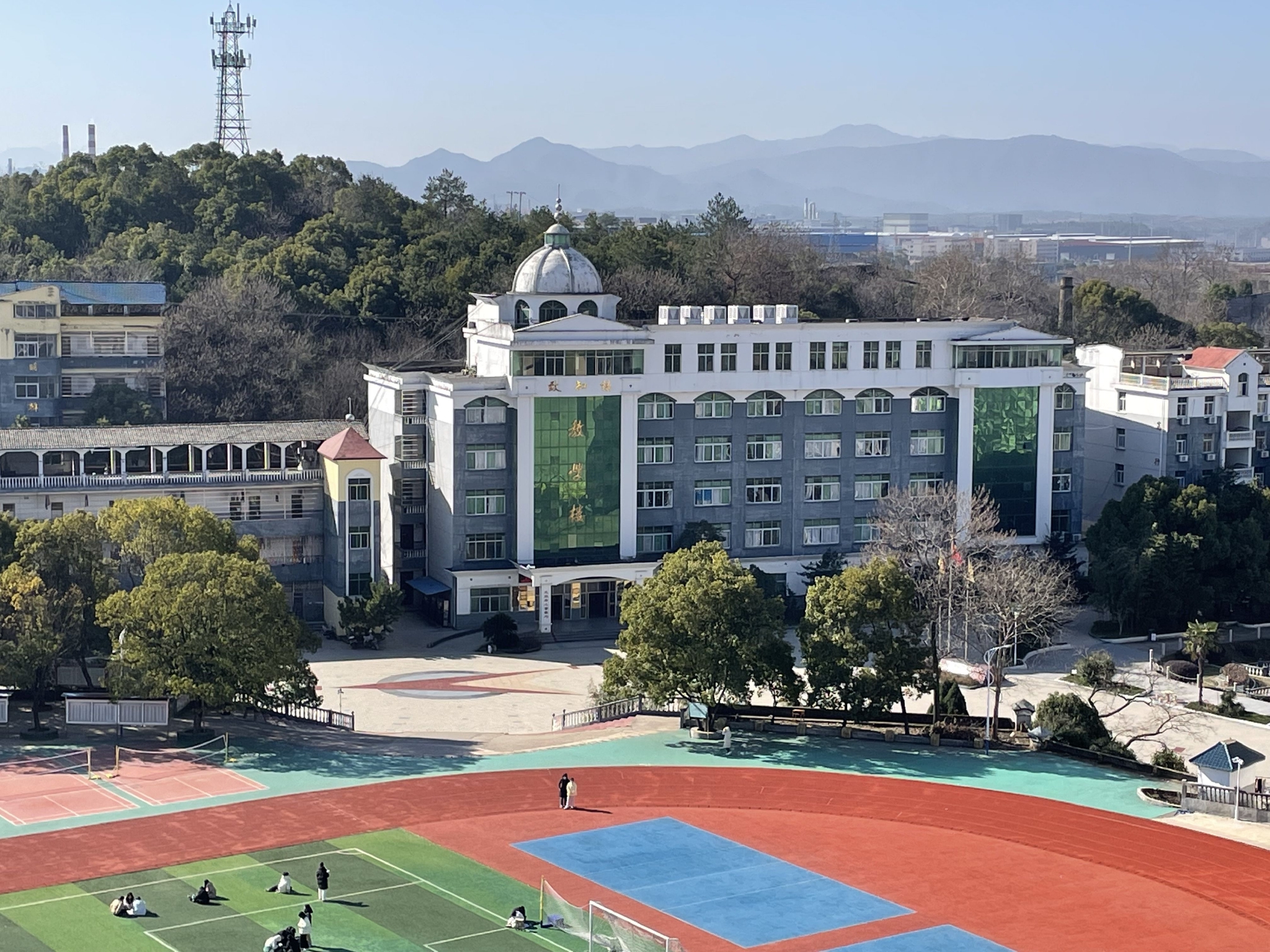 打开新浪新闻 致远中学南面背靠的山林就是发现胡鑫宇遗体的金鸡山