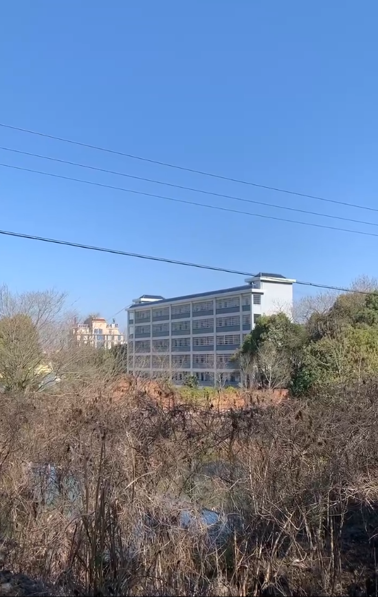 探访胡鑫宇遗体发现地：上山主路被封，居民称金鸡山区域很大无人居住休闲区蓝鸢梦想 - Www.slyday.coM