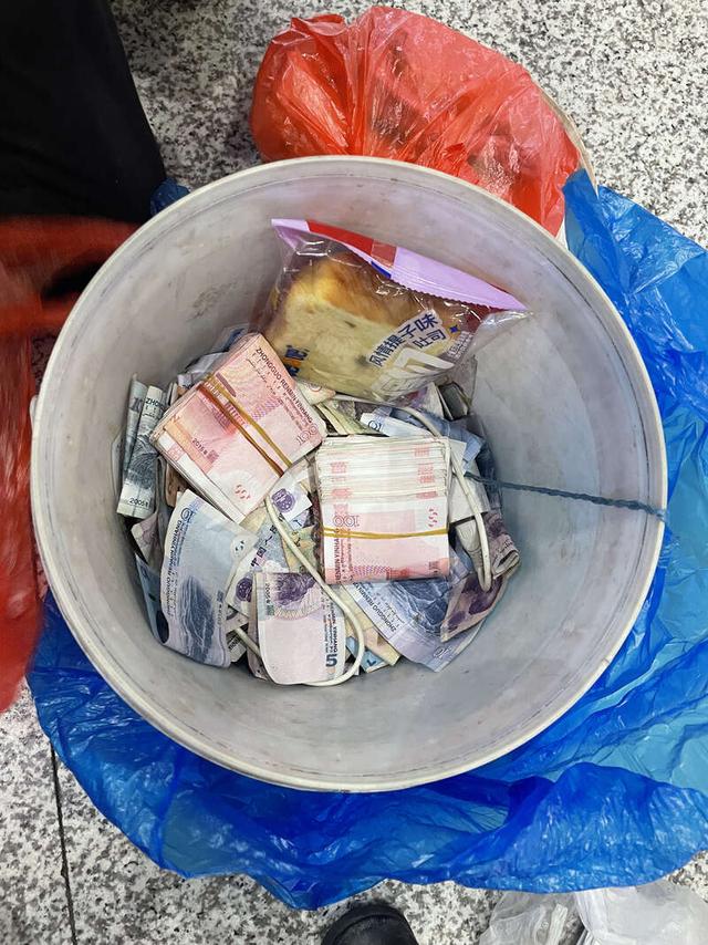 杭州东站民警帮旅客找回塑料桶中4万现金. 杭州东站派出所供图