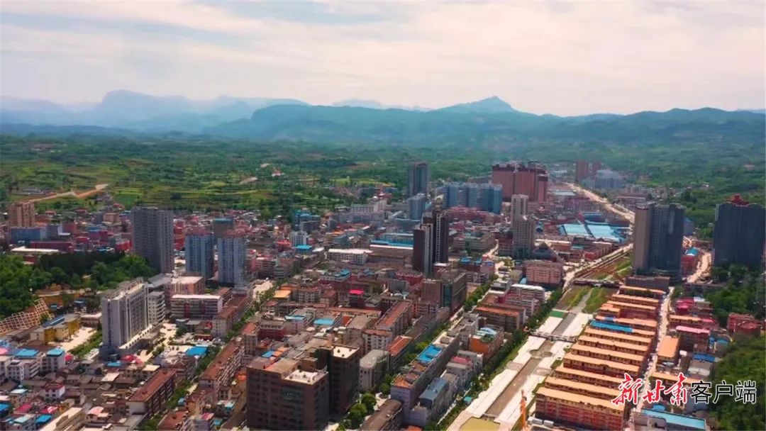 群山环抱的徽县县城.