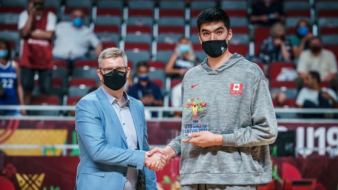 周琦签新合同! 中国男篮归化目标出炉,21岁单场38分+280斤魔兽