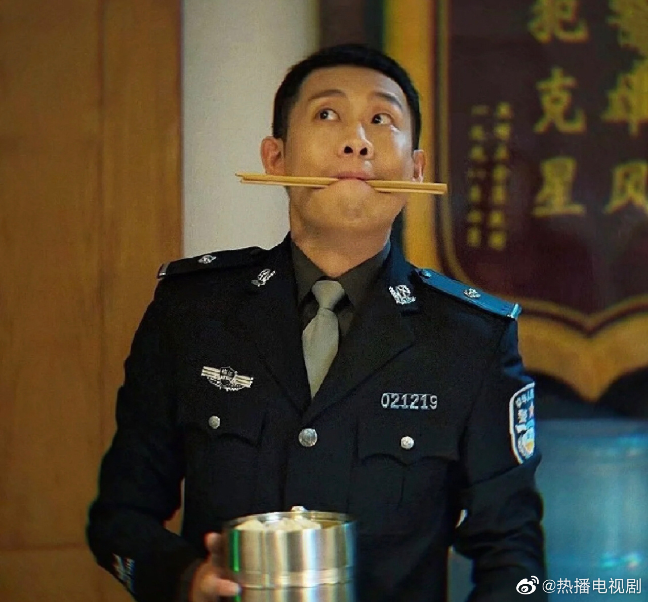 张译真的把何立与安欣的反差感演的好绝……|何立|张译真|安欣_新浪新闻