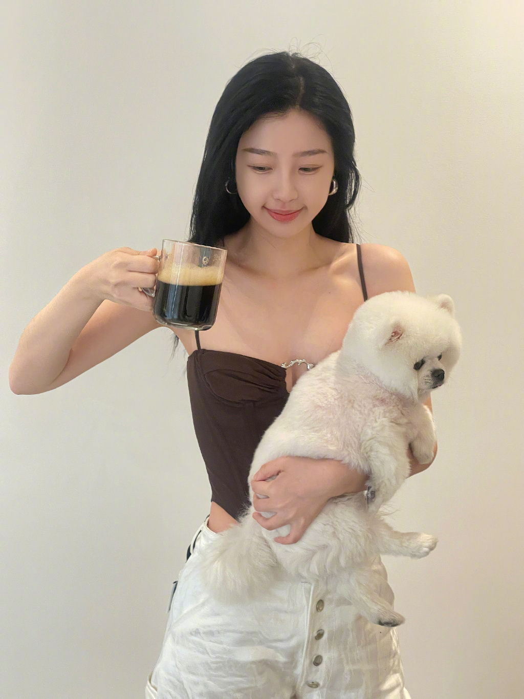 虞书欣上海一日游十八宫格 美女贴贴 狗狗 咖啡……|美女贴|虞书欣|一