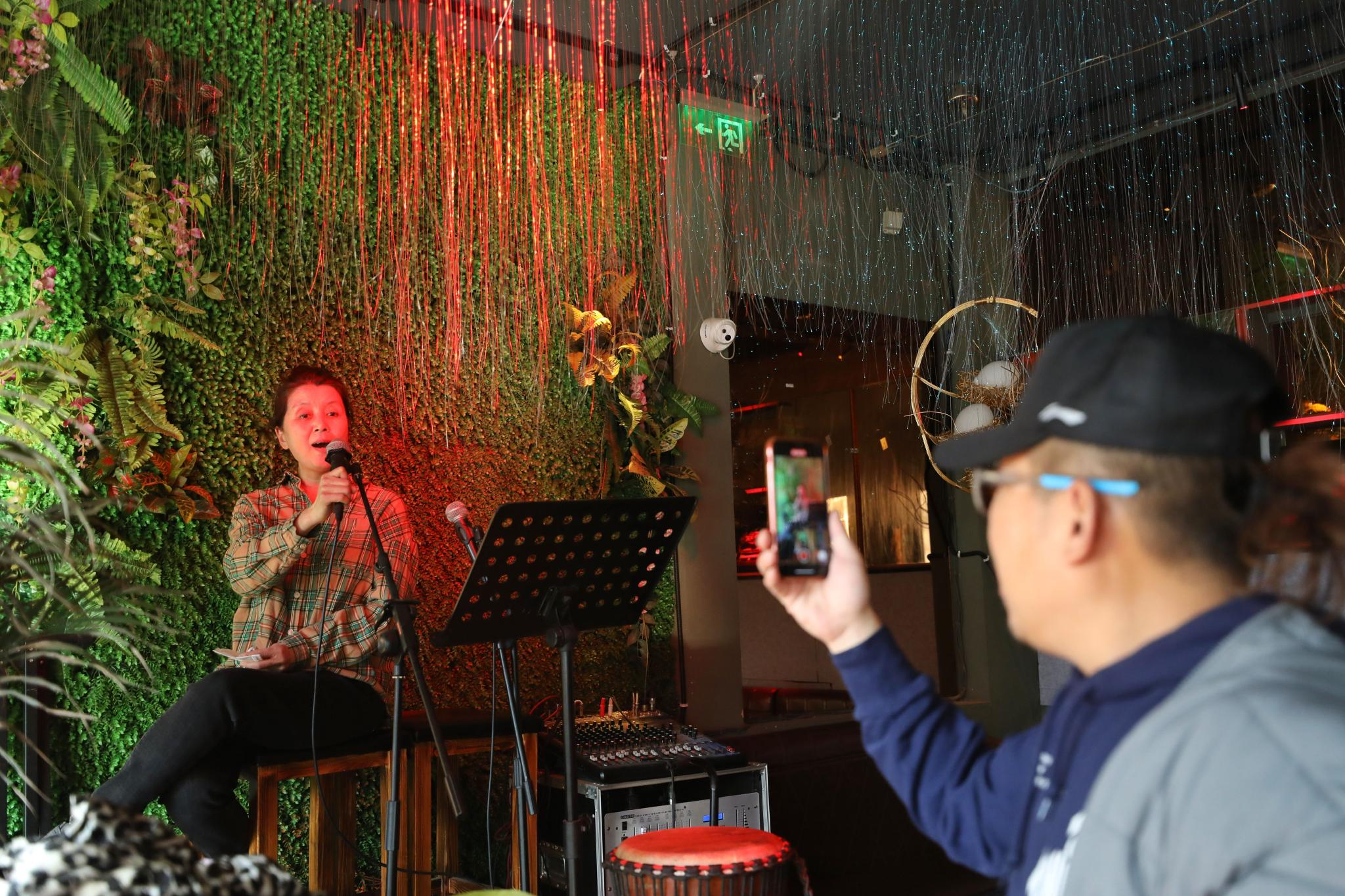 市民在酒吧里体验当驻唱歌手的感觉.&nbsp; 新京报记者 王飞 摄&nbsp