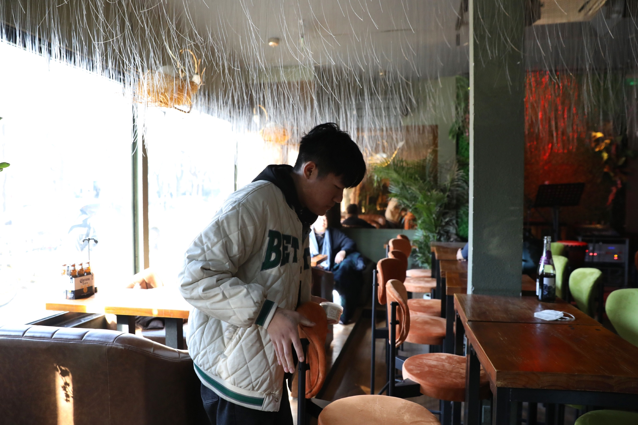 酒吧工作人员正在打扫卫生.&nbsp; 新京报记者 王飞 摄