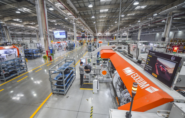 华勤集团神州轮胎工厂成型车间 杨国庆 摄