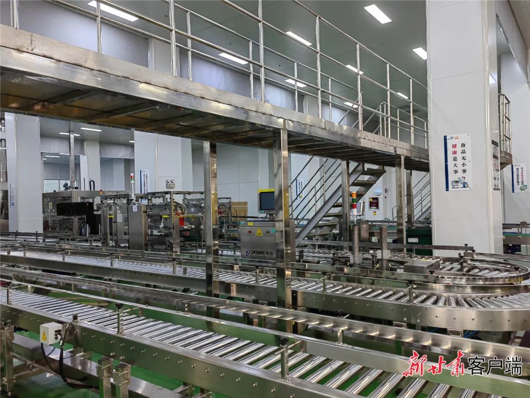 "一条小包装灌装食用油生产线日加工能力450吨,另一条生产线日加工