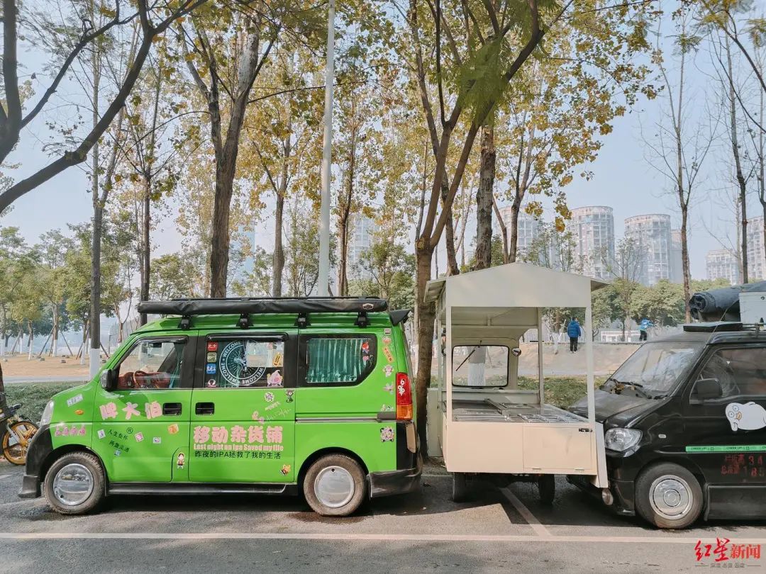 停放在路边的夜市摊位小车