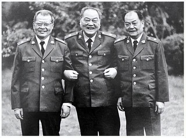 黎鳌(图中),黎介寿(图右),黎磊石(图左)(来源:中国工程院官网)