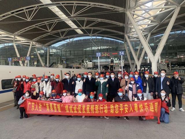 抵达广州南站的桂籍务工人员，在站台合影留念。庞思齐/摄