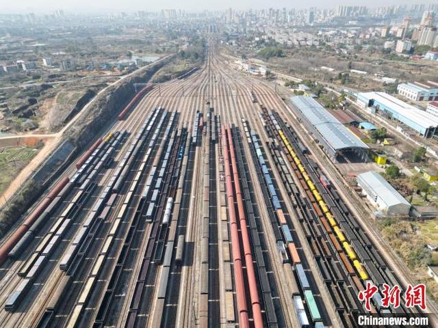 图为形似"航母"的江西鹰潭铁路编组站的编组场内,众多货运列车在这里