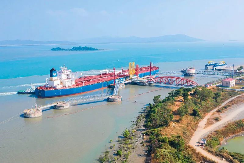 一艘油轮停靠在缅甸皎漂马德岛中缅油气管道项目卸油码头,准备卸载