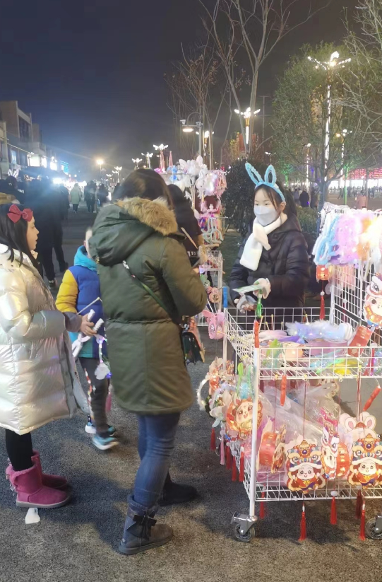 11岁女孩寒假摆摊卖玩具半月赚上万元,生意好的时候,每天能赚1500元