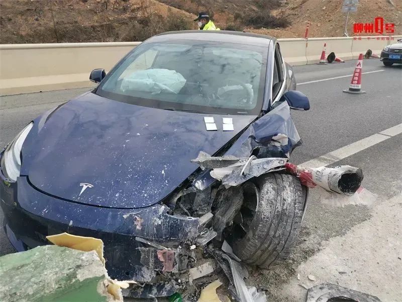 特斯拉在泉南高速出车祸,车头受损,罪魁祸首竟是它!