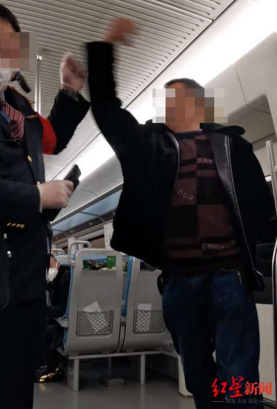 醉酒男子干扰其他乘客，列车长劝导时被掌掴，警方介入调查休闲区蓝鸢梦想 - Www.slyday.coM
