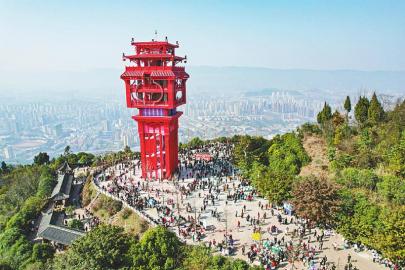 1月30日,达州市民登上城郊凤凰山山顶. 张靖 摄