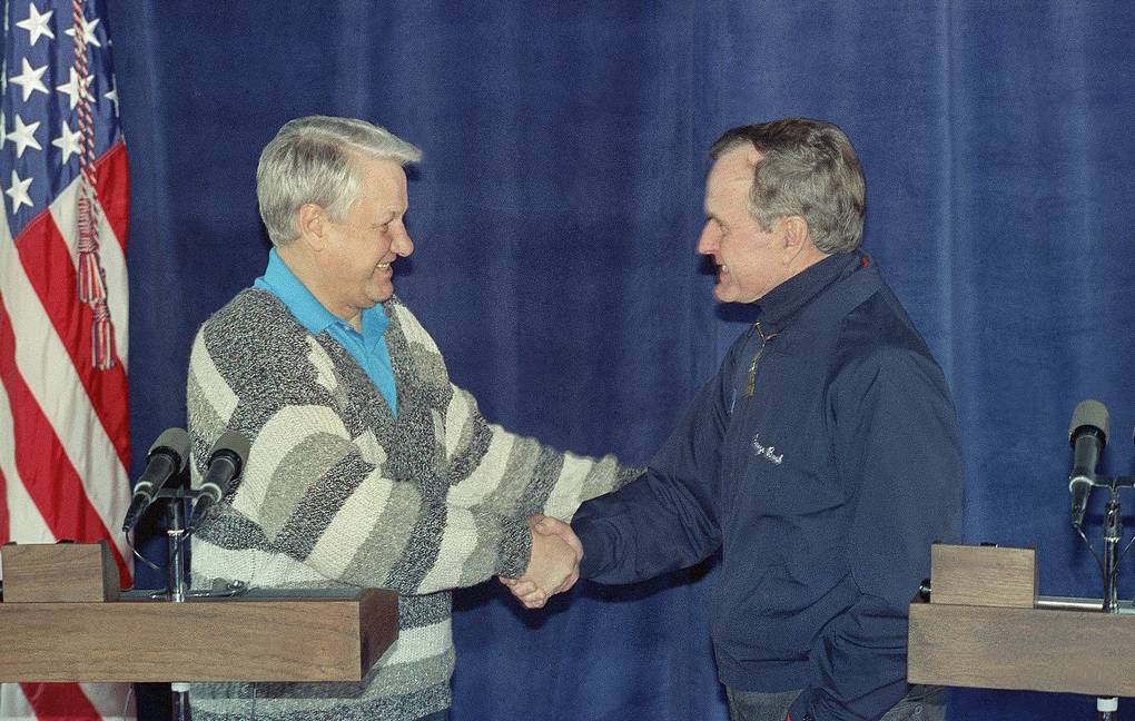 1992年，叶利钦（左）与老布什在戴维营会面 图源：美联社