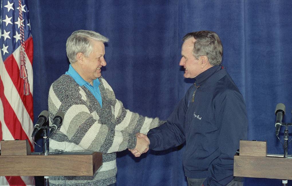 1992年,叶利钦(左)与老布什在戴维营会面 图源:美