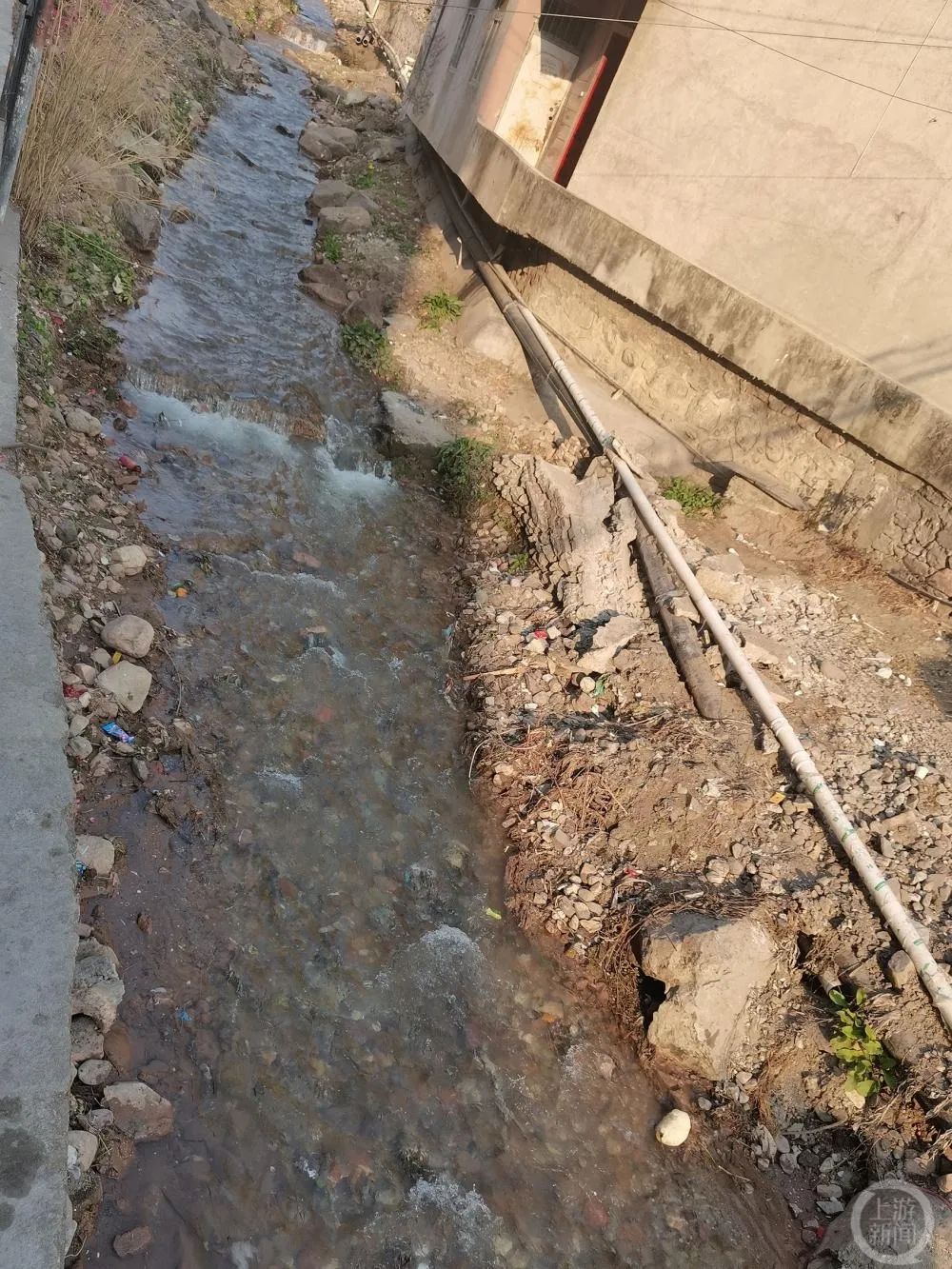 四川一河沟“血流成河”?当地回应：鞭炮红色残屑所致