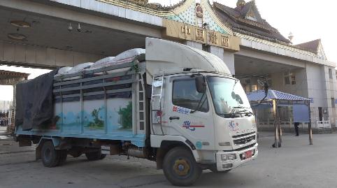 图为货车驶入云南瑞丽口岸。（视频截图）