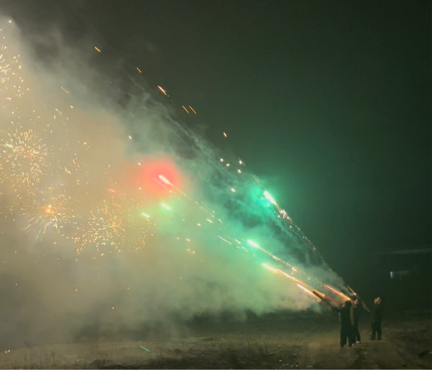 全家人一起燃放加特林烟花的场景.
