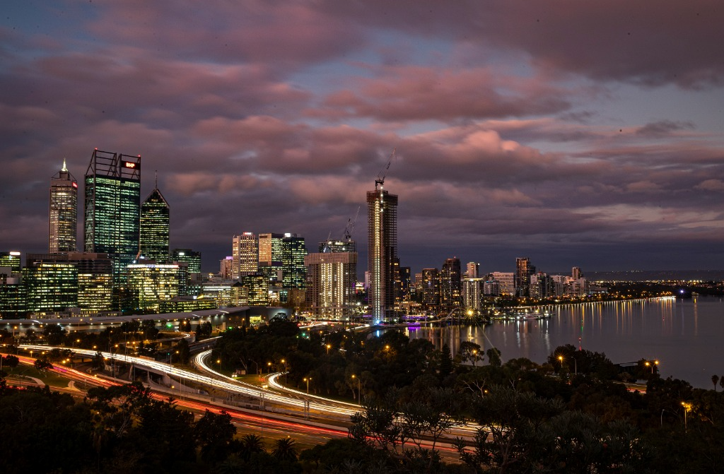 这是2022年6月15日在澳大利亚西澳大利亚州首府珀斯拍摄的城市夜景.