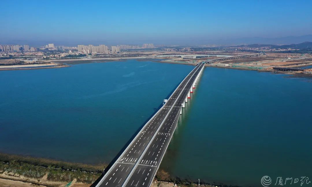 更让人眼前一亮尤其是横跨碧波之上的溪东大桥两条道路均已具备通车