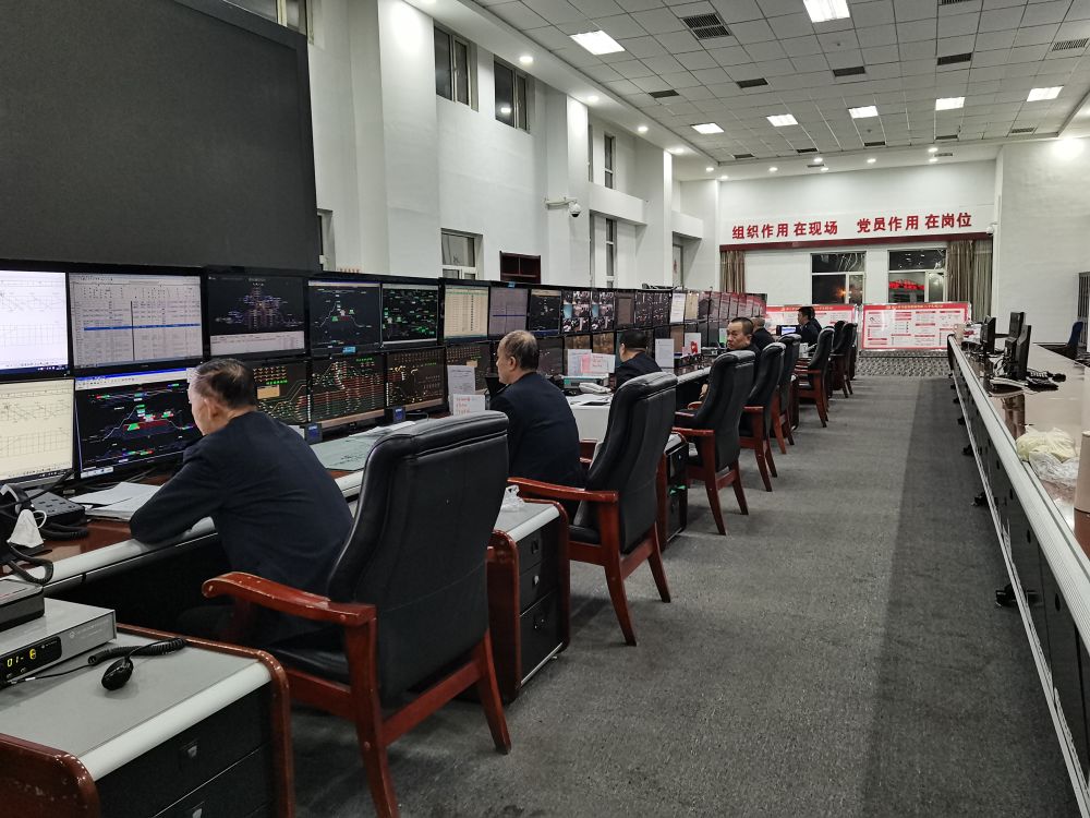 湖东站集控楼内的工作场景.(中国铁路太原局集团有限公司供图)