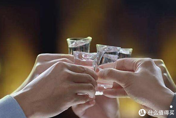 不是所有农村人都喝散酒,看完65岁大爷酒桌上的酒,网友沉默了|白酒|茅台_新浪新闻