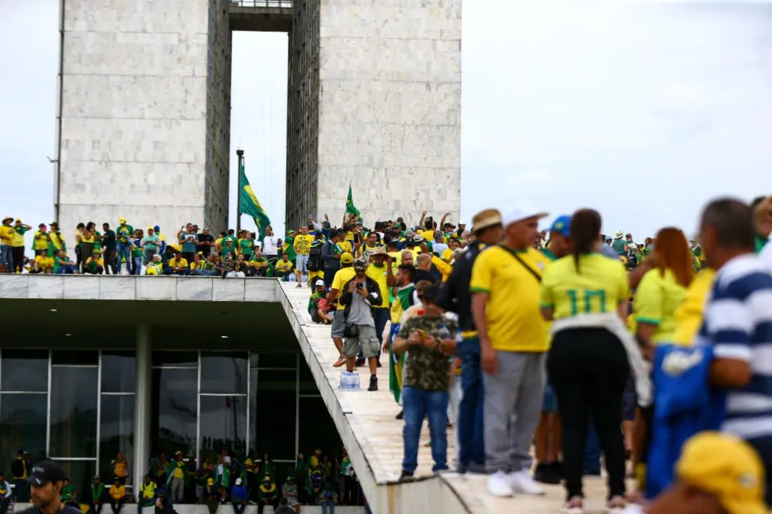 ▲1月8日，在巴西首都巴西利亚，示威者聚集在巴西国会。图/新华社/巴西通讯社