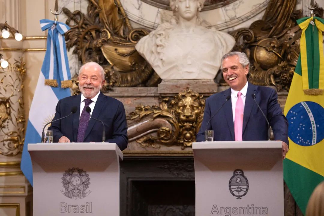 ▲1月23日，在阿根廷布宜诺斯艾利斯，阿根廷总统费尔南德斯（右）和巴西总统卢拉在玫瑰宫出席新闻发布会。图/新华社