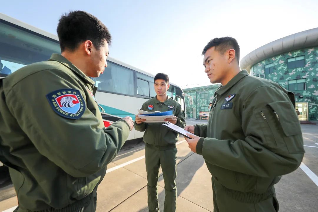南部战区空军航空兵某团闻令而动,严格按纲施训,锤炼打赢本领,战神