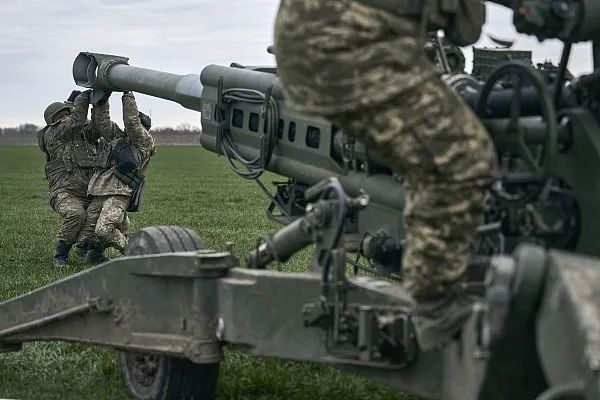 当地本事2023年1月9日，赫尔松地区，乌克兰士兵准备用好意思国提供的M777榴弹炮向俄罗斯阵脚开火。图源：视觉中国