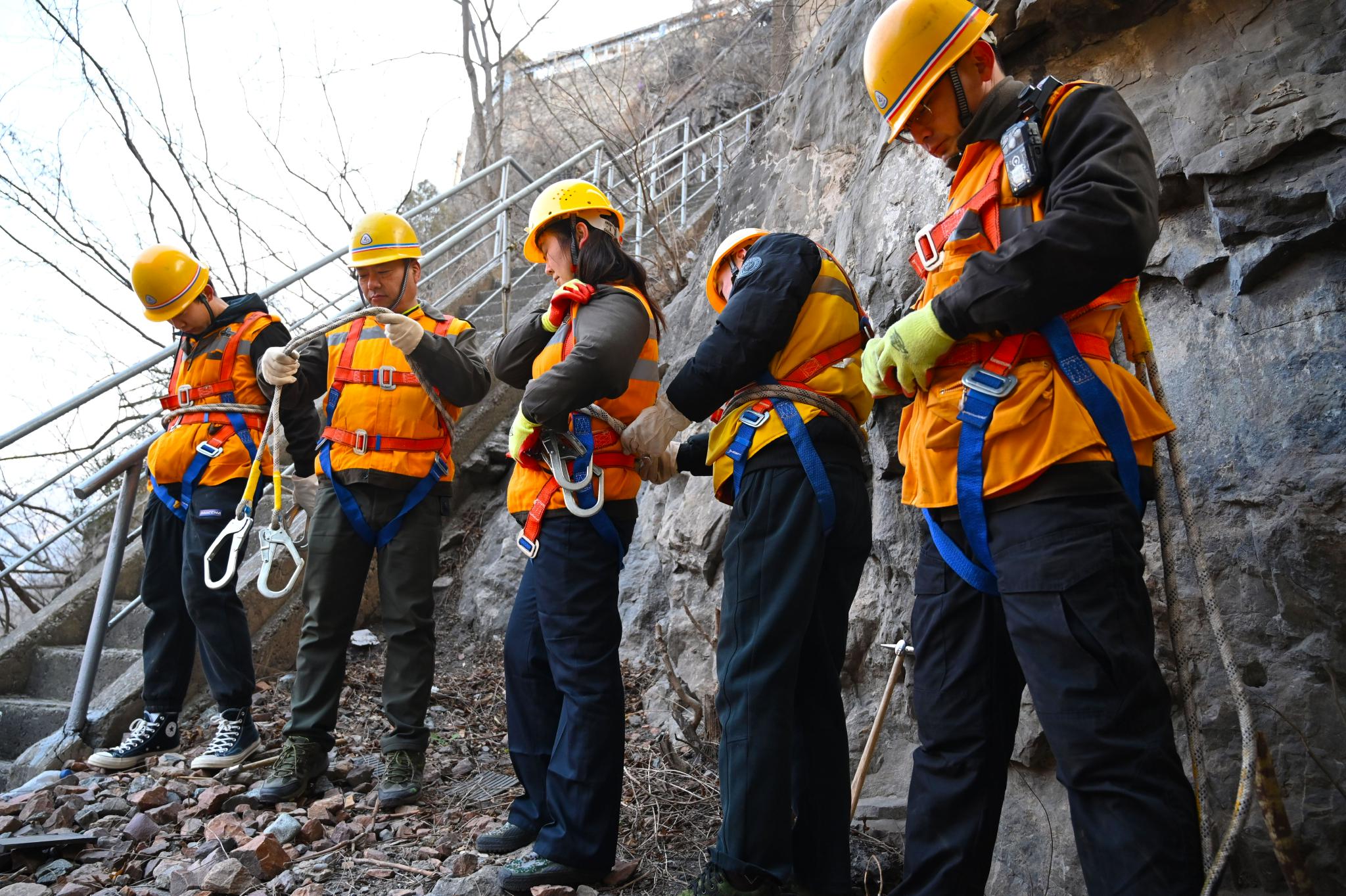 新华全媒守护文物级铁路桥的深山桥隧工