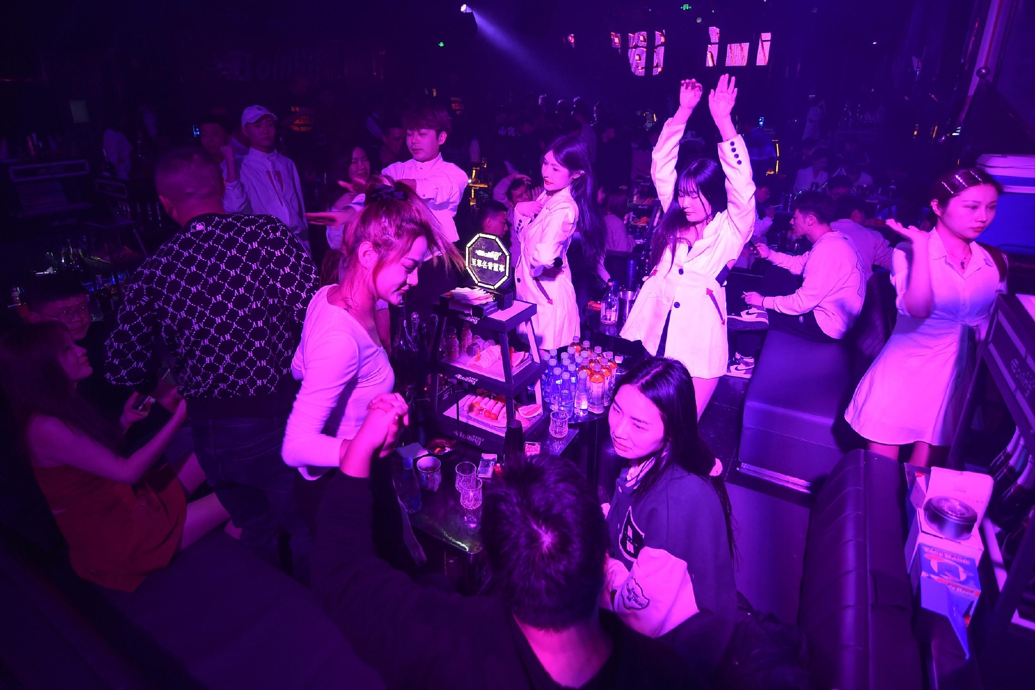 三里屯酒吧街的"最后一夜"|上海市_新浪新闻