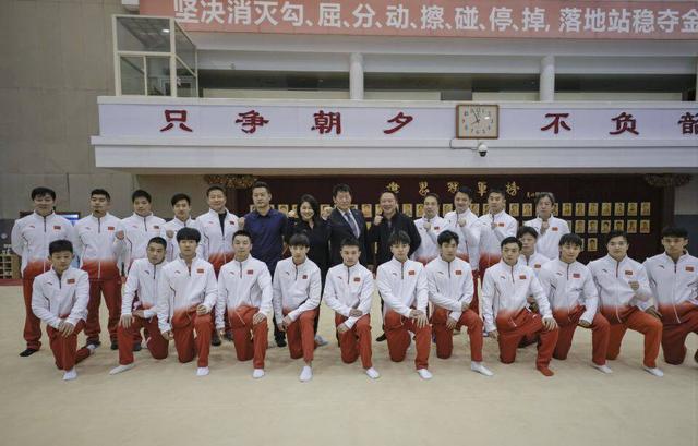 中国体坛又一支冠军队伍出征！男队兵强马壮，成夺冠最大热门！
