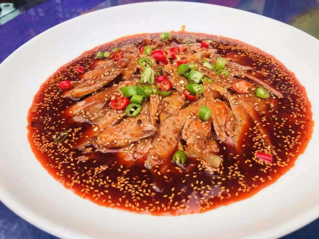 吃出来肉紧实而有嚼劲,配上特别香的红油,光一份凉拌鸡片就能下两碗饭