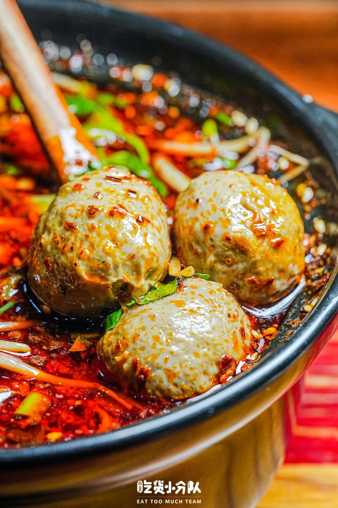 大辣碗吃起来味道很像酸辣粉,里面的菠菜面口感劲道,浸在的酸辣激爽的