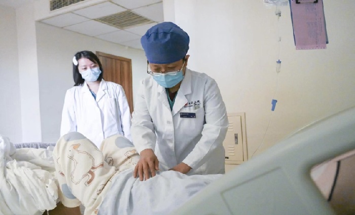 魏瑗在住院病房查看患者病情.(受访者供图)