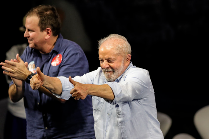 ▲2022年9月25日，巴西总统候选人卢拉（右）在里约热内卢举行的竞选集会上向支持者致意。图/新华社