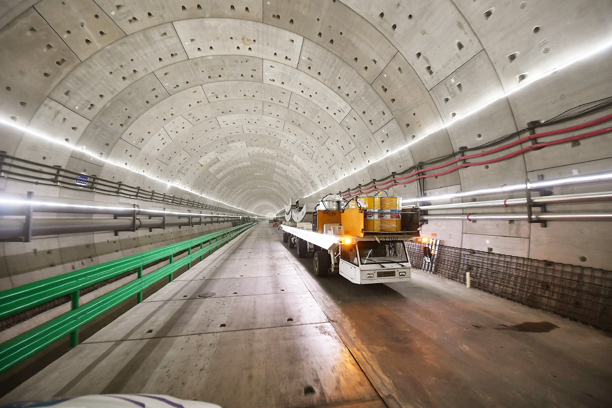 东线隧道内,专用车辆正在运输盾构机所用的管片与油脂.记者 常鸣/摄
